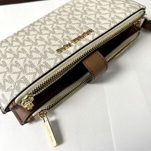 MICHAELKors *Wristlet*